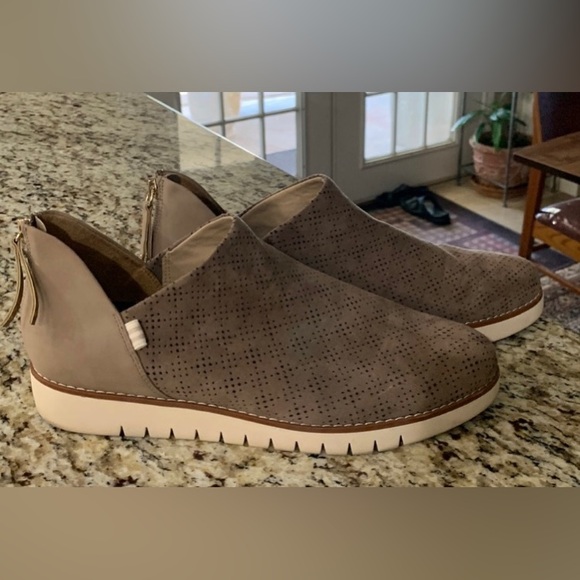 DrScholls be free energy technology 11 medium comfortable slip with back zipper. - Picture 1 of 10